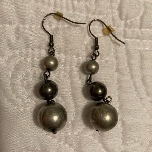 NECKLACE AND EARRINGS SET IN BEAUTIFUL SHADES OF GRAY